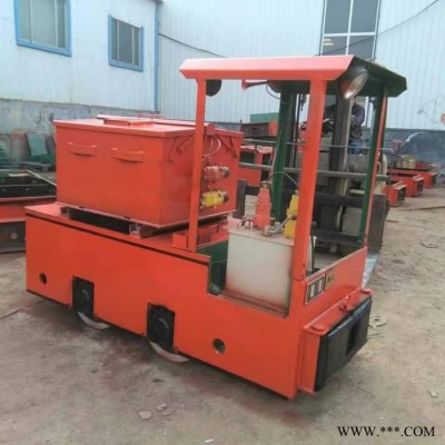 礦用電機(jī)車濟(jì)寧機(jī)械工業(yè)1.5噸窄軌架線式工礦電機(jī)車規(guī)格齊全蓄電池電機(jī)車