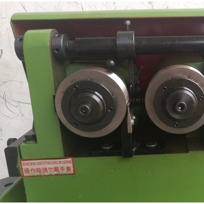 專業(yè)供應(yīng)偏心式無油壓高精密小型滾牙機(jī)3T滾絲機(jī)可裝配自動(dòng)化  機(jī)米螺絲專用小型螺絲3T滾絲機(jī) 滾牙機(jī)