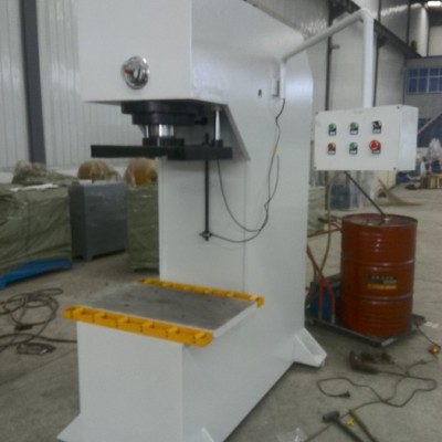 滕州盛豐廠家供應(yīng)型號(hào)YM315T液壓機(jī),315噸單臂壓力機(jī)