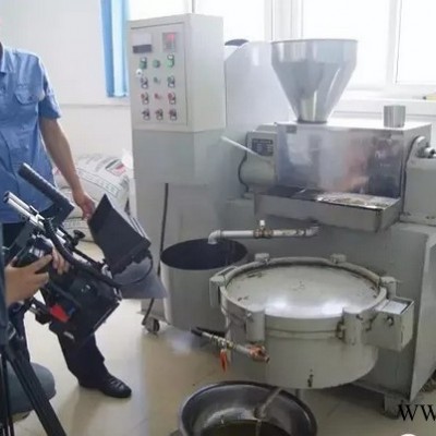 大型花生榨油機(jī)設(shè)備  大型花生榨油機(jī)全套設(shè)備  榨油加工設(shè)備   液壓型榨油機(jī)  榨油機(jī)山東