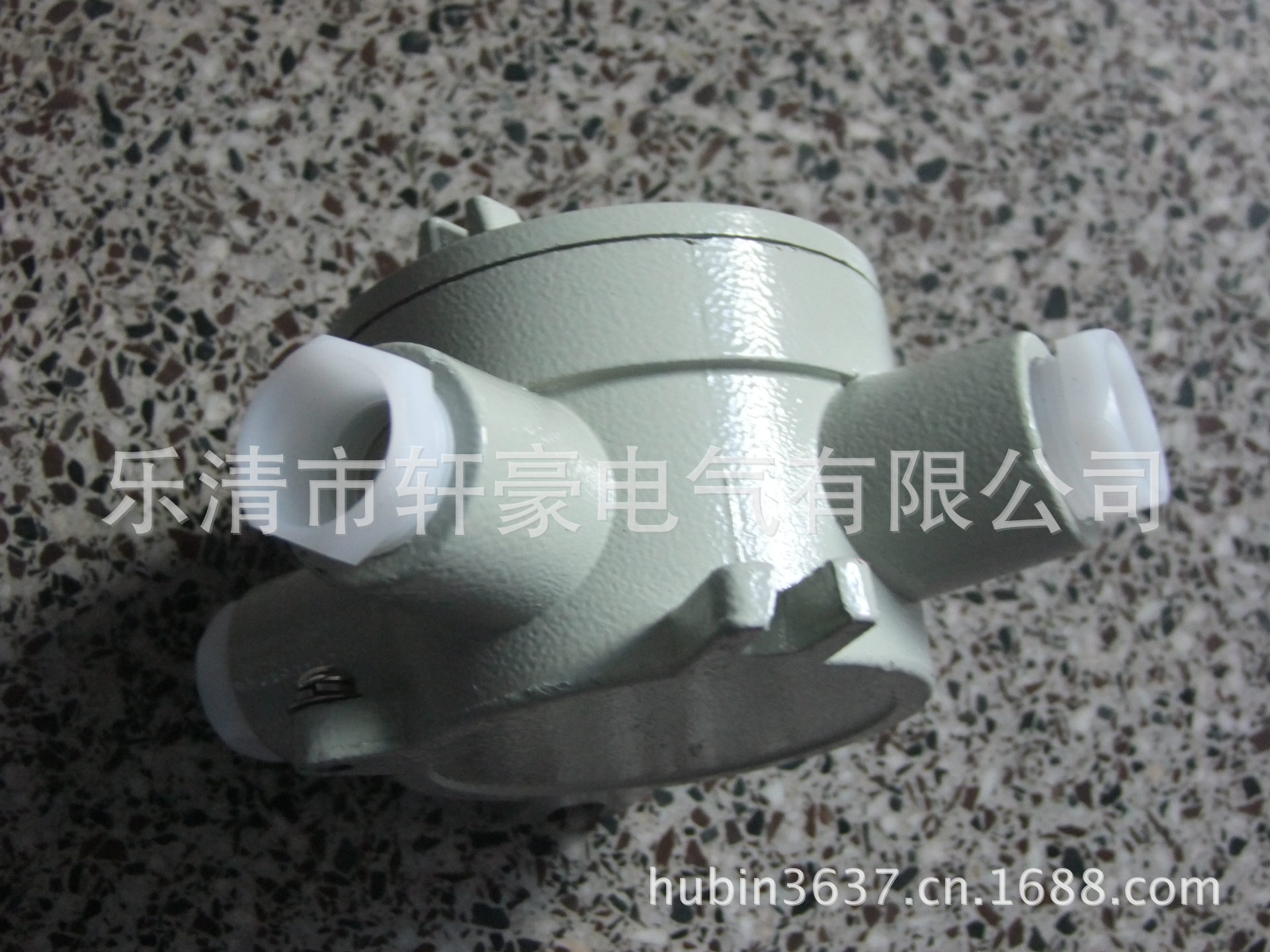 CT6接線盒三通反面