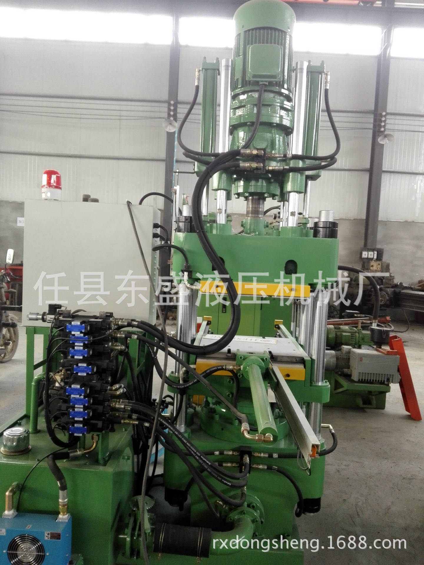 150T3RT螺旋注膠機(jī)后面