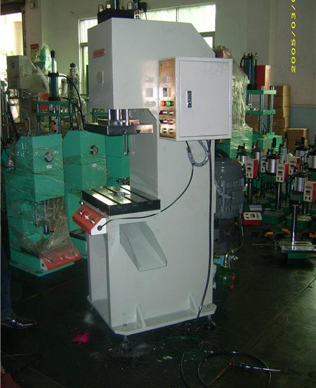弓型油壓機2